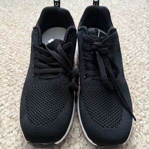 WOMENS SIZE 9 GYM SHOES SIZE 40 WITH SPORT INSERTS